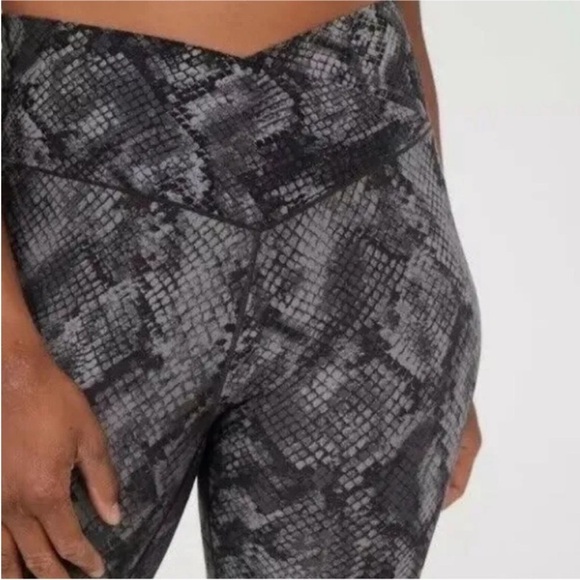 AERIE | Offline Cross Front High Waisted Snakeskin Print Real Me 7/8 Legging - Picture 7 of 7